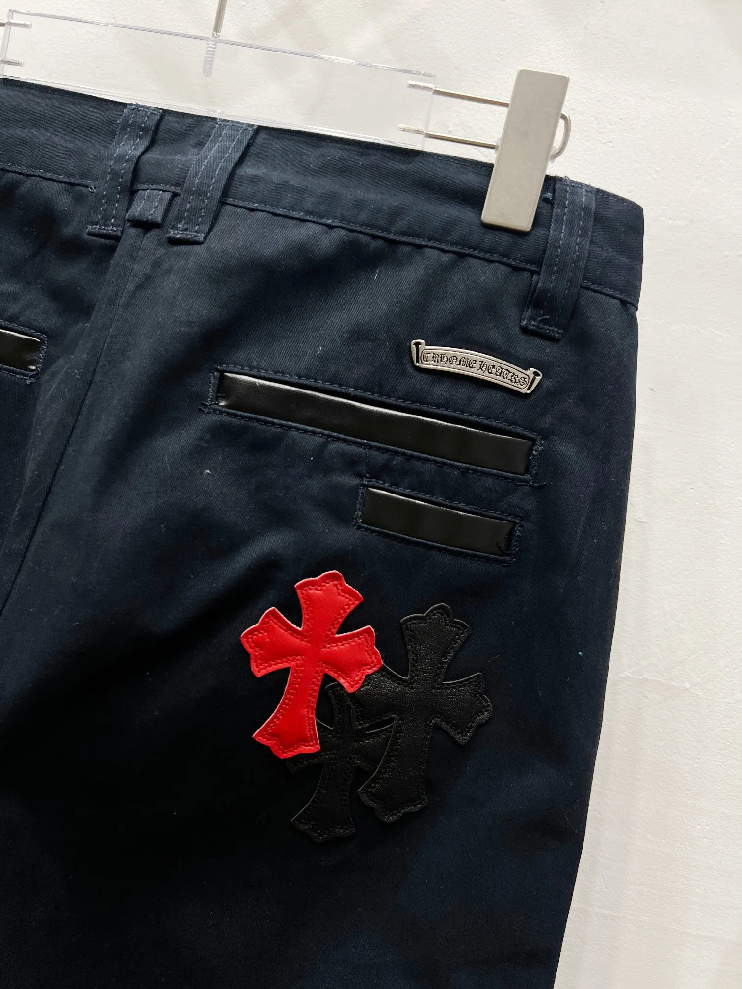 P260 Style No.: (c033) ChromeHearts & ChromeHearts Black Basket Casual Pants Jeans Original hardware accessories washed and other elevators, QR code analysis is from the original factory, high degree of restoration, you are welcome to compare the products~ Three-dimensional version Loose and comfortable, not picky about the figure Make you taller and slimmer Factory Seiko Original quality control Same style for men and women Can be matched with couples Versatile recommendation Necessary jeans for all seasons Hipsters have been disappointed From the quality selection of fabrics, the tailoring of details, and the matching of patterns, everything is impeccable! The upper body is so handsome when worn...it can be easily worn by men, women and children! The craftsmanship is made of heavy-duty washed pure cotton denim fabric. After washing, it is soft and thick. It is very stylish when worn on the body. Size: 28, 30, 32, 34, 36 (S-XXL) Color: Navy Blue